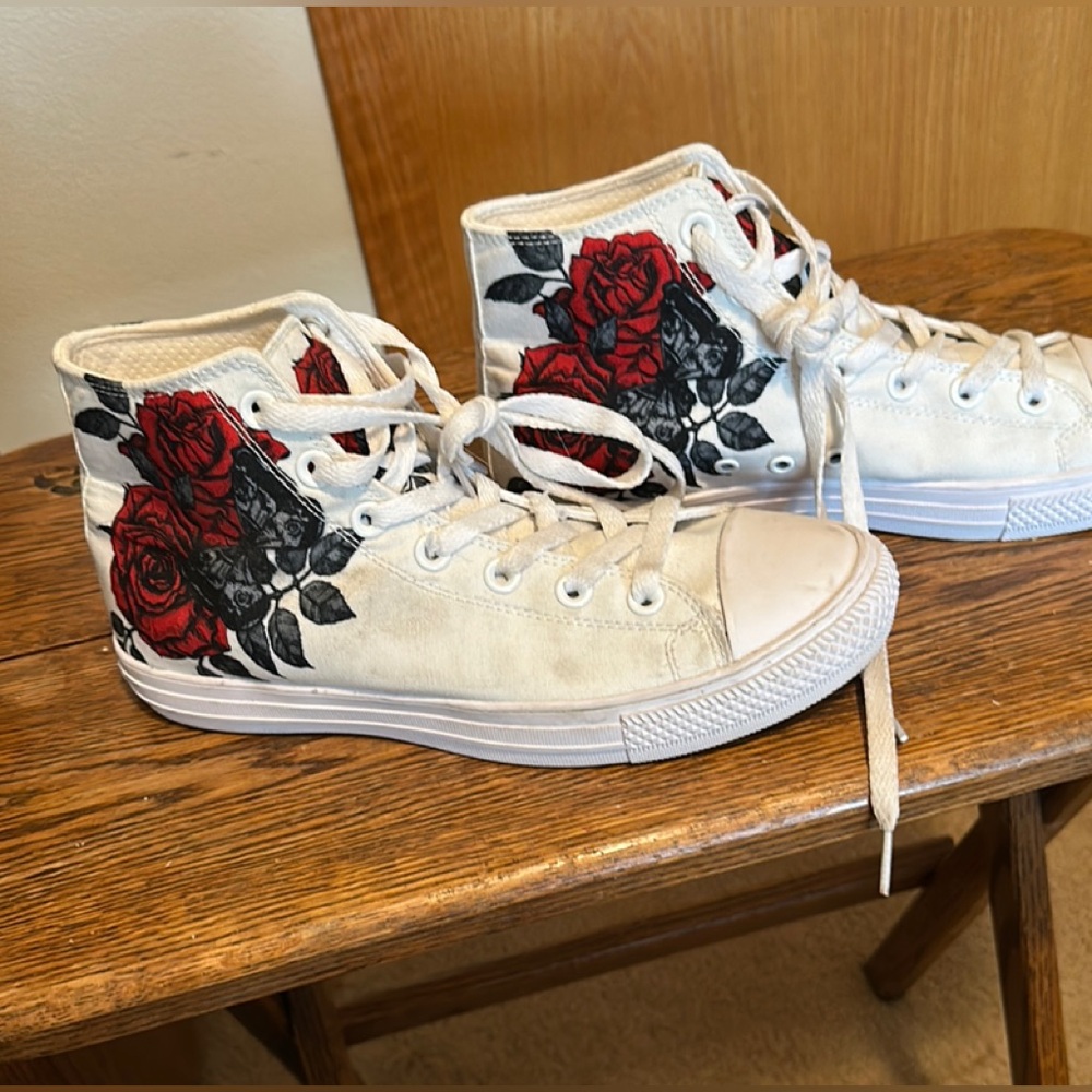 White and Red Sneakers with Classic Silhouette